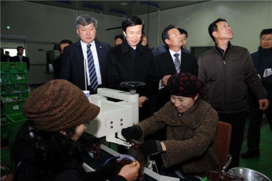 이돈구 산림청장, 밤 가공·저장고 방문