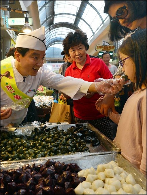 [포토]이해식 강동구청장, 송편 맛있어요