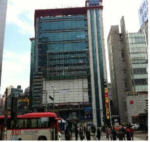 강남구, 점프밀라노건물 벽면전광판 공사중단