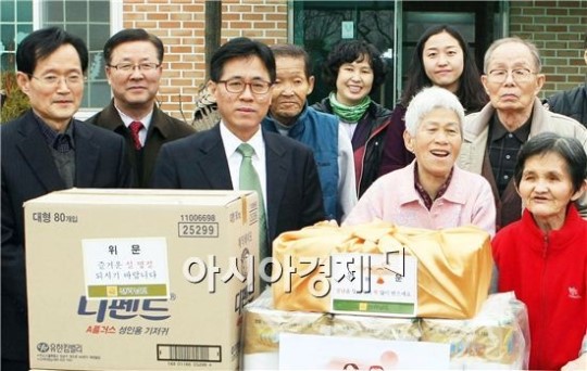 [포토]정순남 전남도 경제부지사, 사회복지설 위문