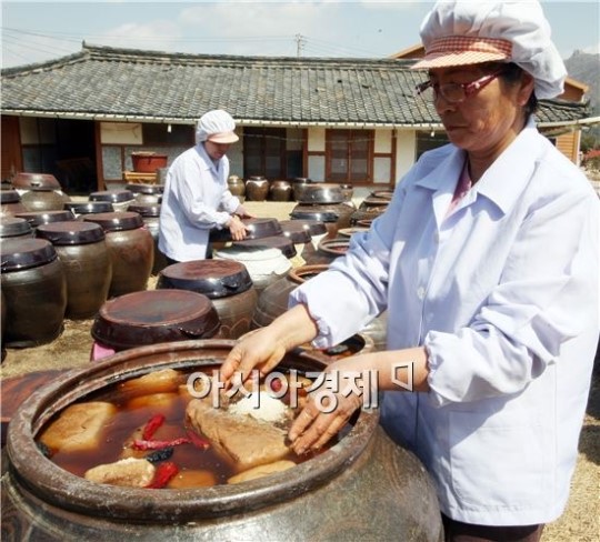 표고버섯으로  장 담그는 정남진 장흥 아낙네의 분주한 손길