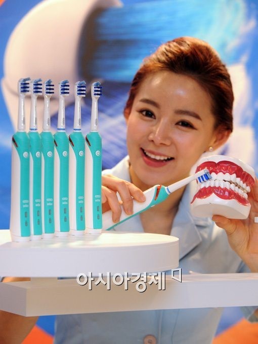 [포토]오랄-비 트라이존 전동칫솔 선보여