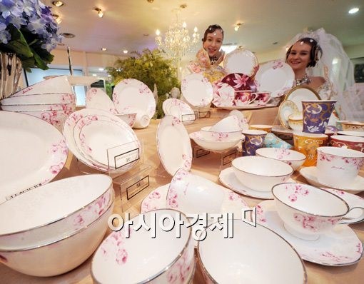 [포토]한국도자기, 신혼부부를 위한 혼수용 도자기 선보여