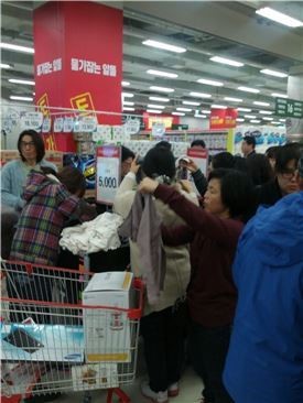 [르포]16개품목 안팔지만 삼겹살은 최저우여곡절 끝 문 연 홈플러스 합정점 첫 날