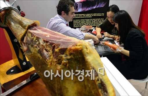[포토]천일염으로 절인 돼지고기