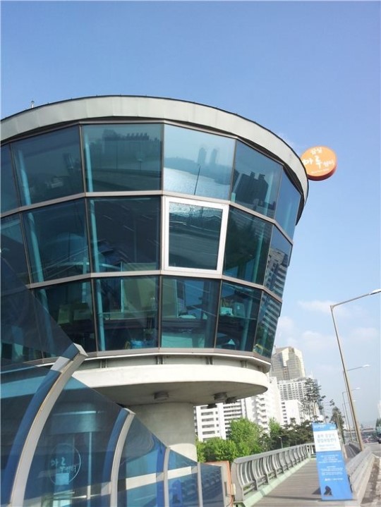 [현장에서]잠실마루쉼터서 한강 보면서 커피 마시는 연인들