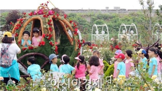 [포토]장미공원에서 기념촬영하는 유치원생들