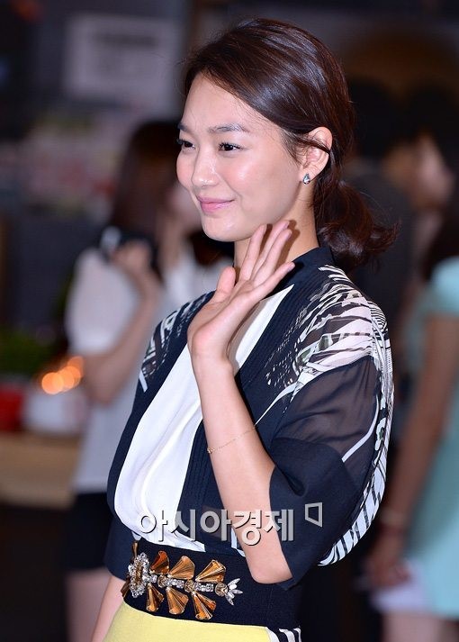 [포토]신민아, 수줍은 손인사~