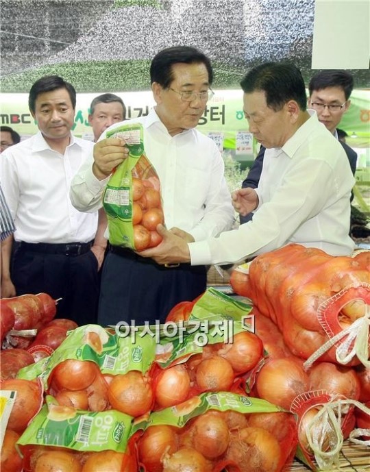 [포토]전남 농축산물 살펴보는 박준영 전남지사