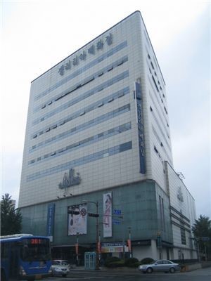 갤러리아 동백점, 이랜드리테일에 팔렸다