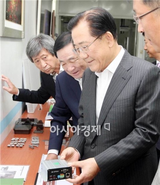 [포토]함평해보농공단지 제품 살펴보는 박준영 전남지사
