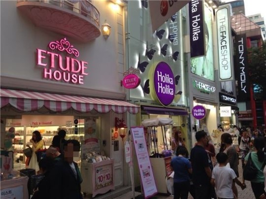 화장품 수백개씩 사가는 요우커들…명동거리 북적