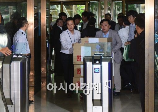 [포토]압수수색 바라보는 효성 직원들