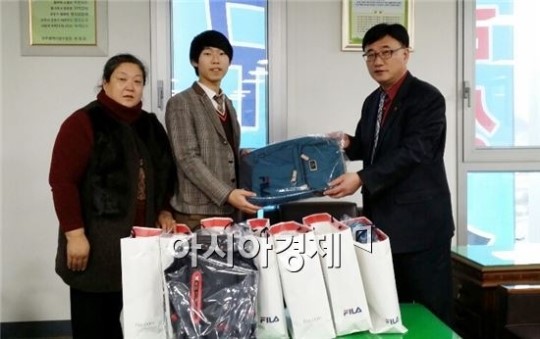 [포토]사랑가족봉사단, 남구 형제사에 학용품 전달