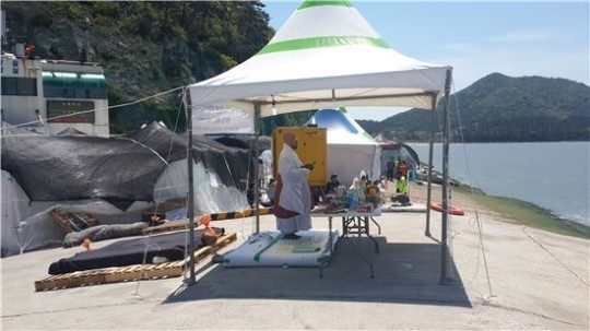 [세월호 침몰]시든 꽃, 바짝 마른 김…타들어가는 모정