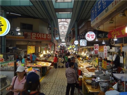 [다시 뛰는 전통시장 ③]무료 문화센터·북카페로 손님 눈길 잡는 전통시장
