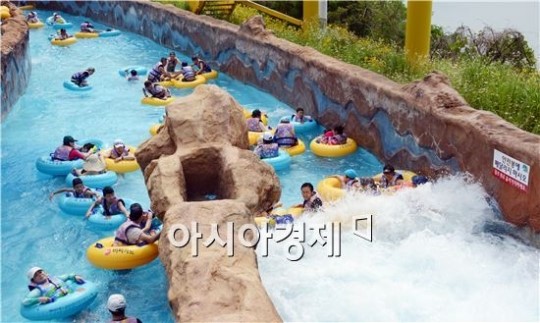 [포토]나주중흥골드스파에서 더위식하는 피서객들