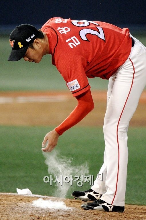 [포토]로진 묻히는 김광현
