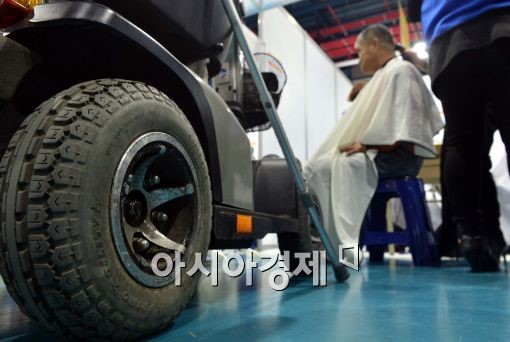 [포토]2014 강남구 장애인 취업박람회, 이발하는 구직자