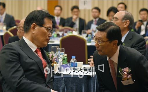 [포토]이야기 나누는 정의화·정덕구