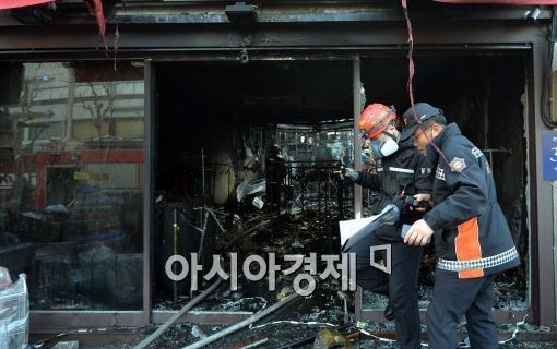 [포토]도곡시장 화재 발생지점 둘러보는 소방 관계자들