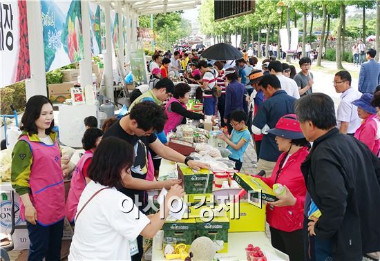 [포토]곡성장미공원 농특산물 판매장 관광객 북적
