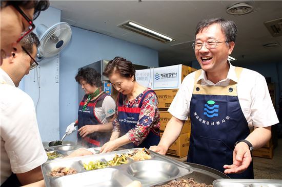 예보, 나눔의 둥지에서 무료급식 봉사활동