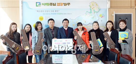 [포토]남문장례식장, 광주시 남구 다문화가족에 우쿠렐레 전달