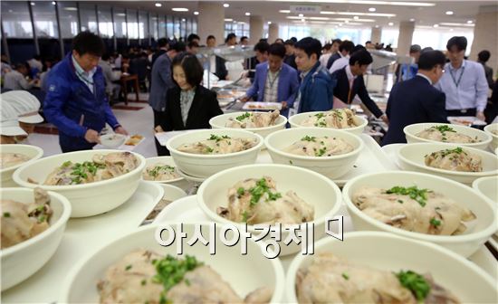 이낙연 전남도지사, ‘삼계탕, 몸에 좋은 점심’행사 참여