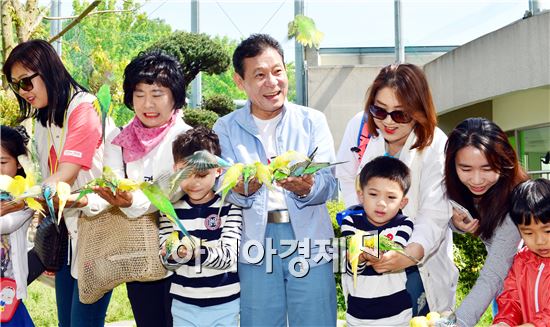 [포토]윤장현 광주시장,어린이들과 함께 사랑새 모이주기 체험