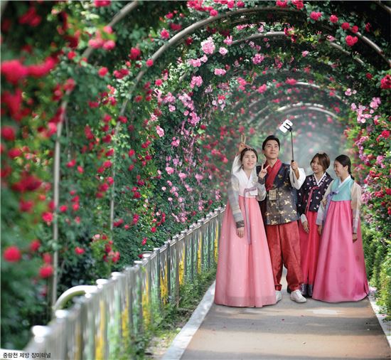 [포토]중랑천 장미터널서 장미축제 한복모델 포토타임