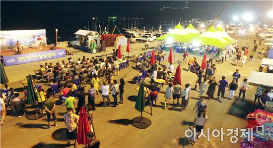 공연과 먹거리가 함께하는 완도 주말 싱싱장터‘인기’