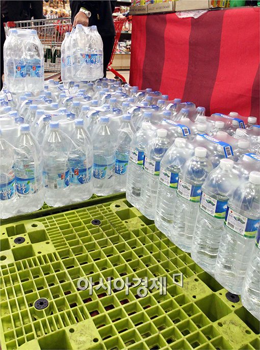 얼음 이어 생수도 품귀현상…배송지연에 발주정지까지