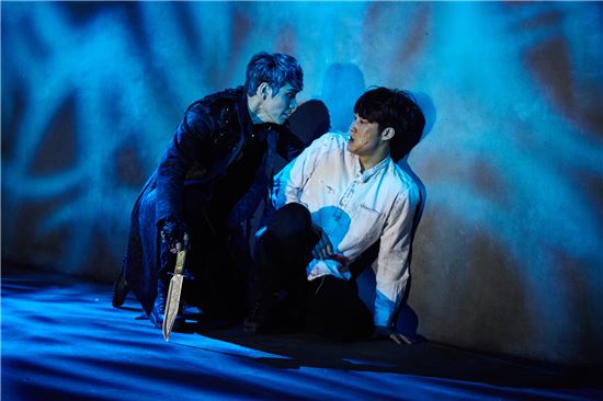 미생들의 잔혹동화 뮤지컬 ‘더맨인더홀’
