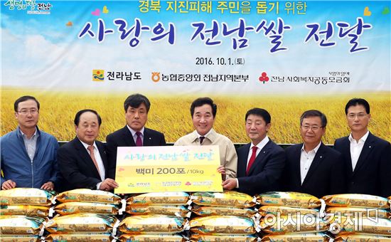 [포토]이낙연 전남지사,전남·경북 농특산물 상생장터 방문