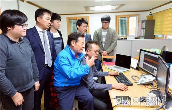 [포토]윤장현 광주시장, 명품강소기업 (주)엔유비즈 방문
