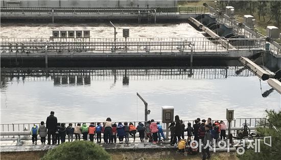 “맑은 물 만드는 하수처리시설, 신기해요”