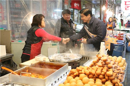 [포토]이해식 강동구청장, 설 맞이 전통시장 홍보