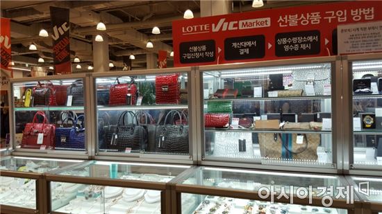 명품 잘 안팔리네 물건 내리는 창고형 할인마트