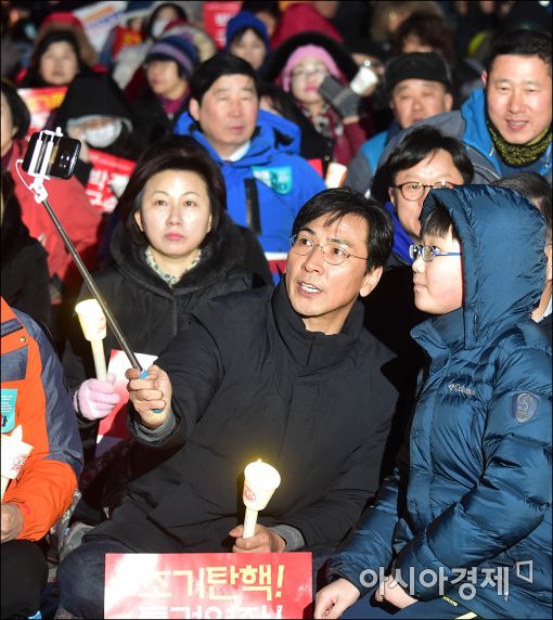 안희정 촛불을 든 제가 박근혜·이명박 옹호?…그들은 법·원칙 어겨