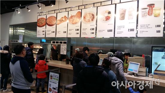 사양길 거스르는 창고형 할인마트…가성비甲 푸드코트만 봐도 안다