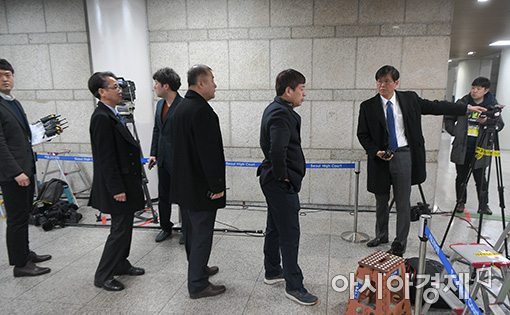 [포토]법원 둘려보는 朴 전 대통령 경호팀