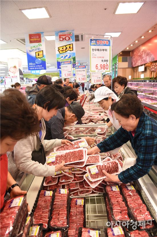 [포토]농협하나로마트 맛 좋은 한우, 저렴하게 들고 가세요