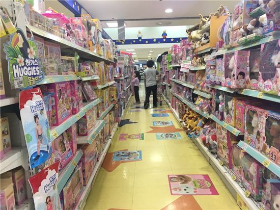 어린이날, 마트 알바생의 눈물…“마트에 아이 봐주러 왔나”