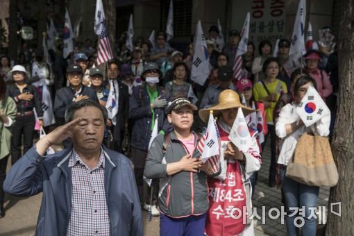 [포토]법원 앞 태극기부대