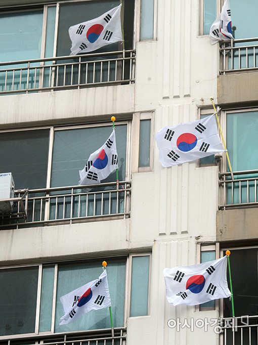 [포토]현충일 태극기 게양