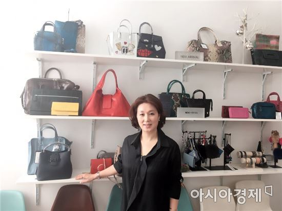 패션업계 베테랑 MD 출신 CEO의 리얼 파이톤 핸드백