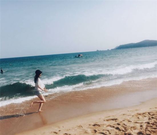 강소라, 해운대서 천진난만 어린 아이 변신