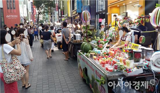 [르포-노점상의 눈물①]중국인 사라진 뒤 5개월…입에 풀칠하기도 힘들다