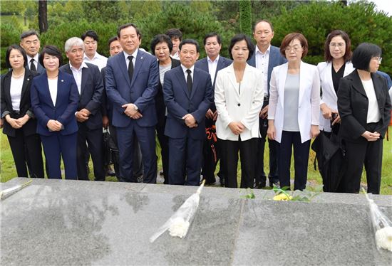 윤장현 광주시장, 추미애 대표와 망월 묘역 참배